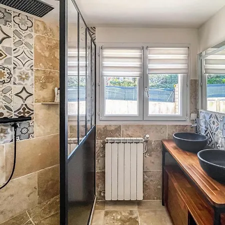 In With Outdoor Swimming Pool, 3 Bedrooms And Wifi Дом отдыха Ним