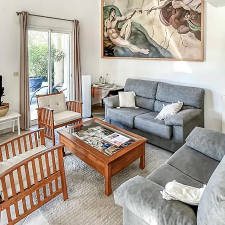 In With Outdoor Swimming Pool, 3 Bedrooms And Wifi Ним