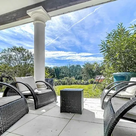 In With Outdoor Swimming Pool, 3 Bedrooms And Wifi Дом отдыха Ним