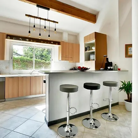 Дом отдыха In With Outdoor Swimming Pool, 3 Bedrooms And Wifi Ним