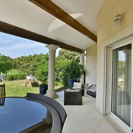 In With Outdoor Swimming Pool, 3 Bedrooms And Wifi Дом отдыха